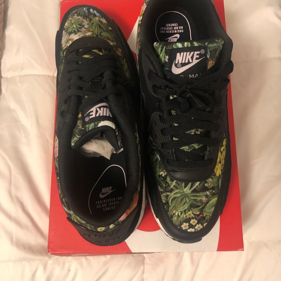 Women’s Air Max Nike SE Size 11 - Picture 3 of 4